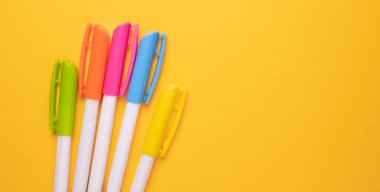 Arkaplanda renkli kalemlerin kapatılması