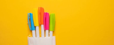 Arkaplanda renkli kalemlerin kapatılması