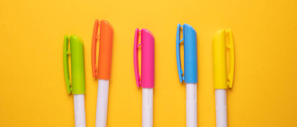 Закрытие цветных ручек на заднем плане