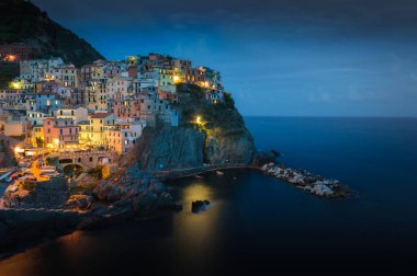 Manarola, Cinque Terre, La Spezia, İtalya alacakaranlıkta uçurum denizi ve gökyüzü