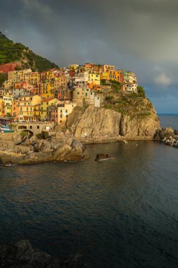 Manarola, Cinque Terre, La Spezia, İtalya uçurum denizi ve gökyüzü ile gün doğumunda