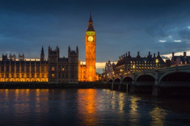 Thames nehrinin üzerindeki eski Londra şehir merkezine mavi saatte, Londra, İngiltere