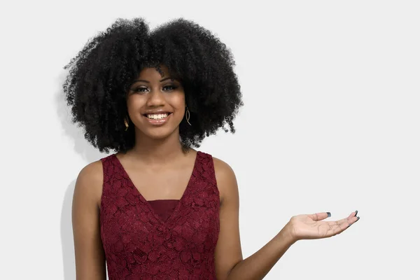 Porträtt Mörkhyad Flicka Med Afro Frisyr Pekar Med Fingrarna Visar — Stockfoto