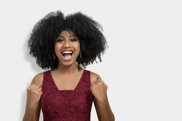 Glad Och Glad Ung Flicka Med Afro Hår Visar Sig — Stockfoto