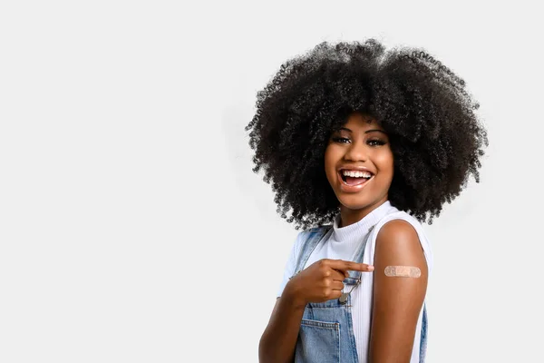 Black Teenage Girl Points Sticker Her Arm Showing She Vaccinated — Stockfoto