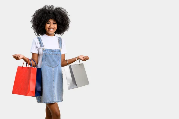 Portrait Smiling Young Brunette Skin Woman She Holds Shopping Bags — Stockfoto