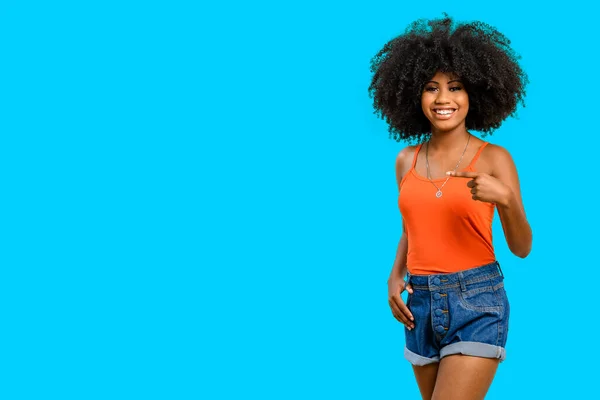 Ung Kvinna Med Afro Frisyr Innehav Mobiltelefon Isolerad Grå Bakgrund — Stockfoto