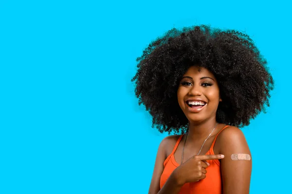 Schwarzes Teenie Mädchen Lächelt Und Zeigt Auf Ihren Arm Mit — Stockfoto