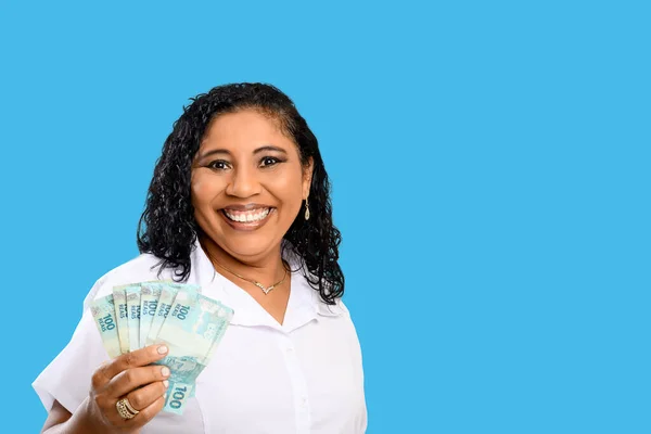 Schwarze Frau Lächelnd Mit Brasilianischen Geldscheinen Positiv Überrascht Platz Für — Stockfoto