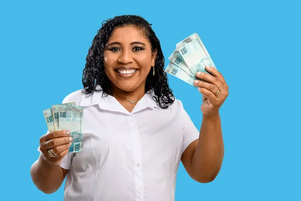 Улыбающаяся Темнокожая Женщина Держит 100 Реалов Банкноты Руках Бразильские Деньги — стоковое фото