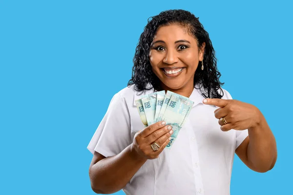 Negro Mujer Sonriendo Celebración Brasileña Billetes Dinero Positivamente Sorprendido Espacio — Foto de Stock