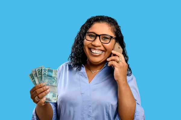 Портрет Улыбающейся Женщины Банкнотами 100 Реалов Разговаривающей Мобильному Телефону Изолированной — стоковое фото