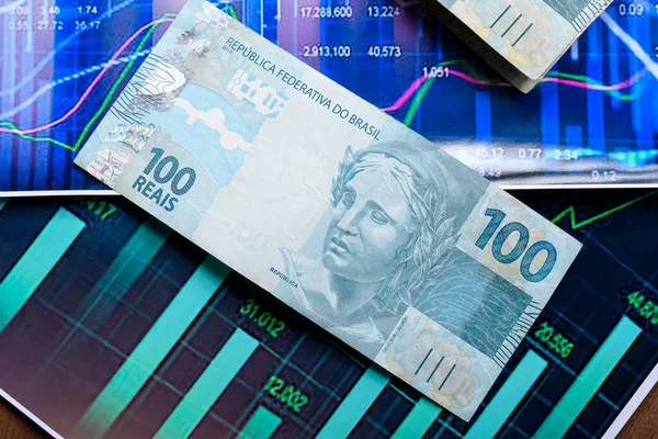 Immagine Banconote Monete Brasiliane Con Grafico Dei Mercati Finanziari — Foto Stock
