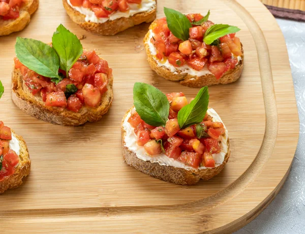 Tahtada domates, ricotta ve fesleğenli bruschetta.