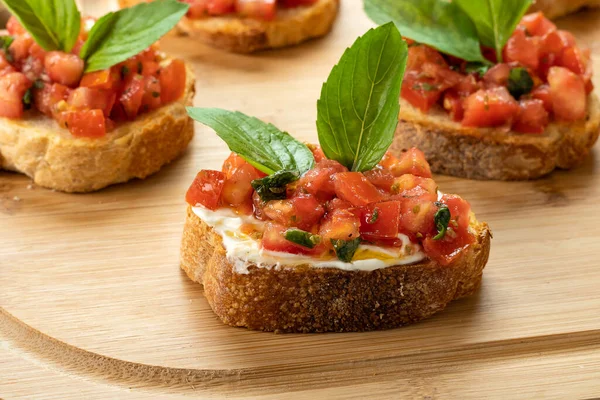 Tahtada domates, ricotta ve fesleğenli bruschetta.