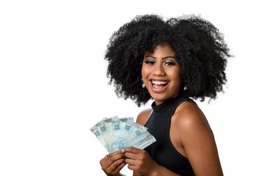 Elinde para tutan bir kadın, elinde Brezilya parası tutan gülümseyen genç bir kadın.