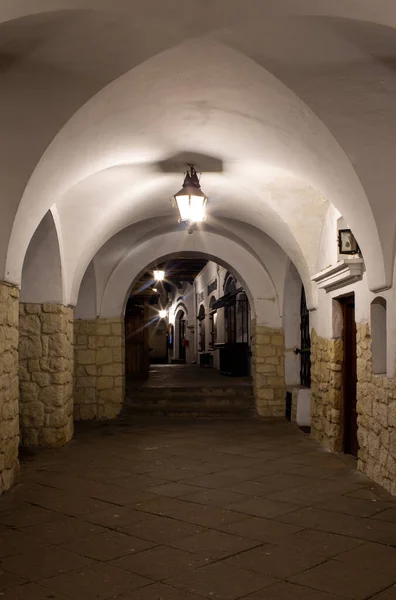 古老的历史走廊在夜晚 拱形拱顶石墙 — 图库照片