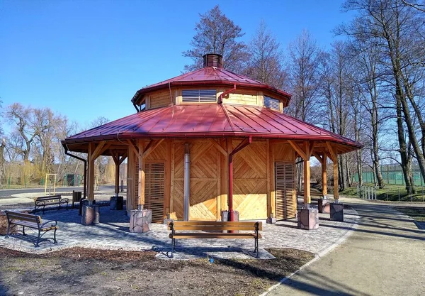 サプラルの公園にある木製の卒業塔 2022年3月ポーランド サプラル — ストック写真