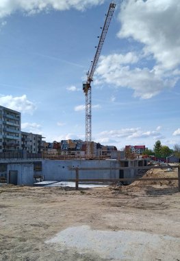 Boş bir inşaat alanında bir vinç. Terk edilmiş inşaat alanı. İnşaatta sorun var. Gelişme krizi