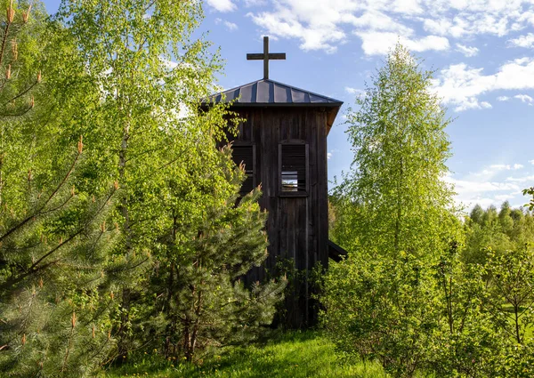 2022年5月グロディスクにおける聖母マリアの昇天教会の木や花の間の古い歴史的な鐘楼 ポーランド — ストック写真