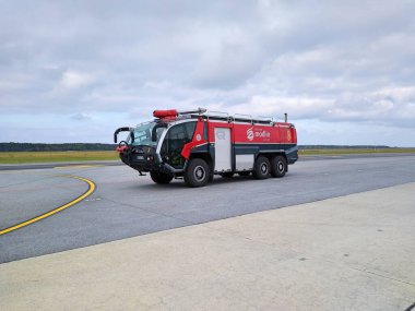 Havaalanı kurtarma ve itfaiye aracı Varşova Modlin havaalanında önlüğün üzerinde. Ekim 2022, Modlin
