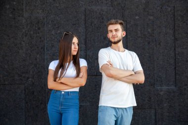Duygular, jest, ifade ve insan konsepti - Beyaz tişörtlü, siyah bir arka planda fotokopi çeken, beyaz bir adama bakan hoşnutsuz Avrupalı bir kadın