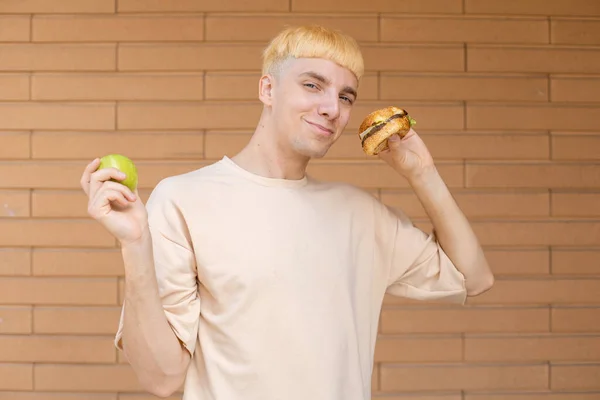 Cibo Spazzatura Alimentazione Sana Concetto Persone Felice Ragazzo Caucasico Che — Foto Stock