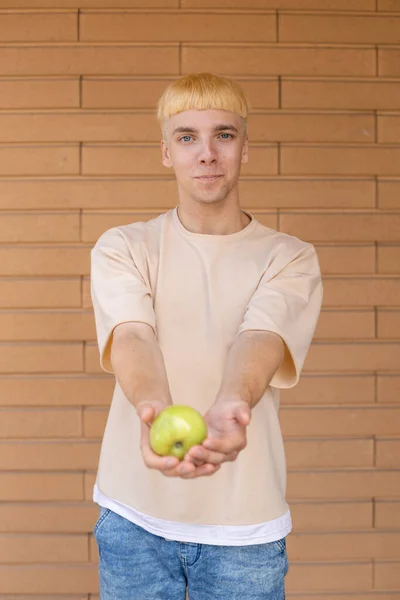 Owoce Zdrowe Odżywianie Koncepcja Ludzi Europejski Blondyn Trzymający Przed Sobą — Zdjęcie stockowe