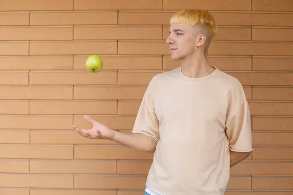 Frutta Cibo Biologico Alimentazione Sana Concetto Persone Ragazzo Biondo Europeo — Foto Stock