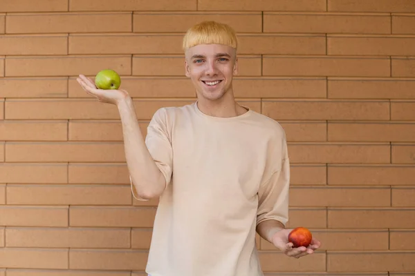 Frutas Comida Orgánica Alimentación Saludable Concepto Personas Hombre Rubio Caucásico — Foto de Stock