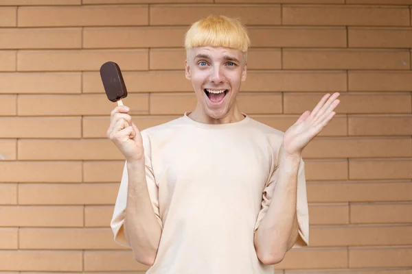 Літо Нездорова Їжа Солодощі Люди Концепції Вражений Блондинка Кавказький Хлопець — стокове фото