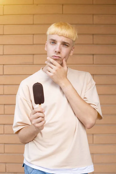 Été Malbouffe Les Bonbons Les Gens Concept Homme Caucasien Pensant — Photo