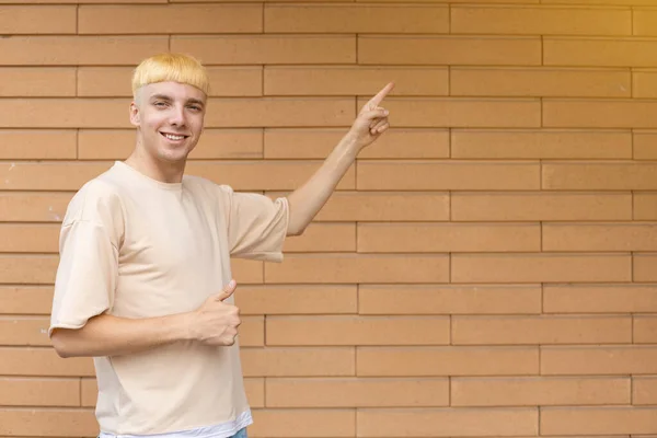 Gesture Expression People Concept Χαμογελώντας Καυκάσιος Άνδρας Ντυμένος Ένα Μπεζ — Φωτογραφία Αρχείου
