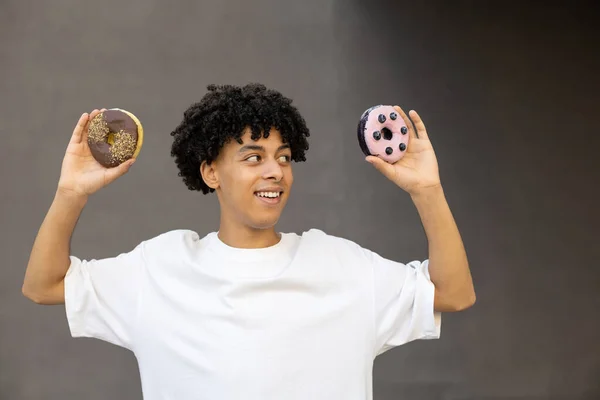 Concepto Postre Comida Rápida Gente Divertido Hombre Afroamericano Sosteniendo Donut — Foto de Stock