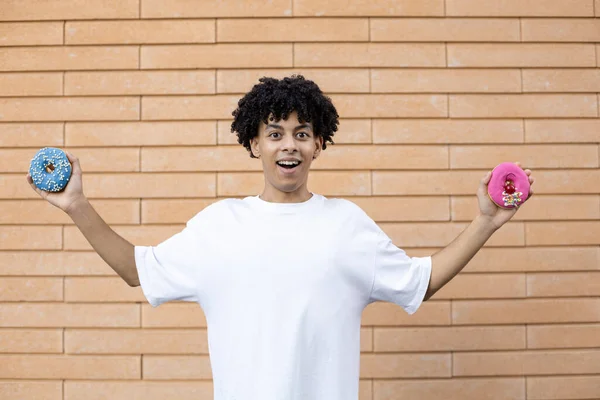 Dolce Alimentazione Malsana Concetto Persone Ragazzo Americano Stupito Indossa Una — Foto Stock