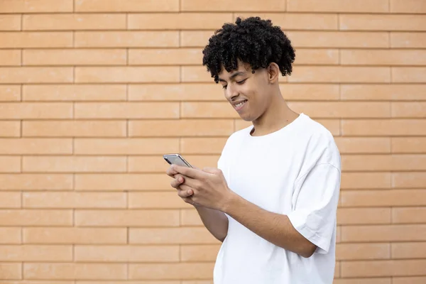 Concepto Tecnología Estilo Vida Personas Afroamericano Rizado Sonriente Sosteniendo Teléfono — Foto de Stock