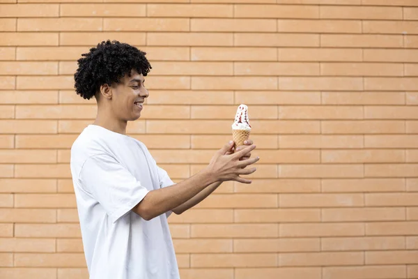 Dolci Dolci Cibo Spazzatura Concetto Persone Piedi Lateralmente Ragazzo Afro — Foto Stock