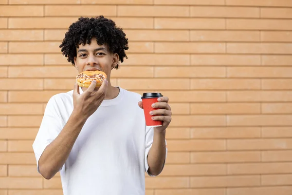 Postre Bebidas Ocio Concepto Gente Hombre Afroamericano Feliz Mordiendo Una — Foto de Stock