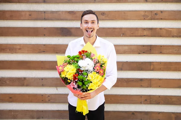 Estate Fiori Emozioni Persone Concetto Soddisfatto Ragazzo Caucasico Camicia Bianca — Foto Stock