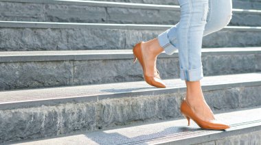 Kadın güzelliği kırmızı topuklu ayakkabılar giyer sokaklarda yürür.Güzellik ve sağlık kavramları