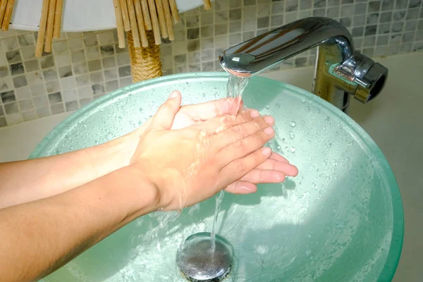 Kvinnliga Händer Tvättar Händerna Ett Handfat Med Skum För Att — Stockfoto