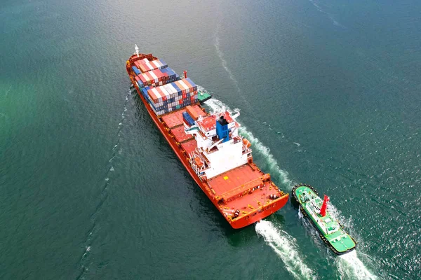 貨物船 国際輸送 輸出入業 物流による船舶輸送容器の角度が高い — ストック写真
