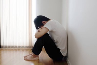 Ofisteki masasında oturan kadın stresli ve mutsuz. Sağlık kavramı