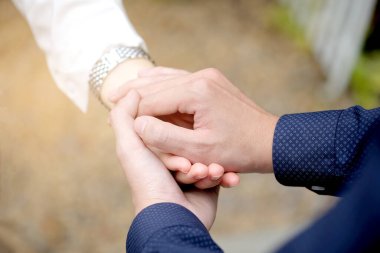 Kadın ve erkek el ele tutuşup birbirlerine yardım ediyorlar..