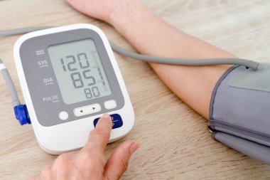 İnsan tansiyon monitörü ve kalp atış hızı monitörünü dijital basınç göstergesiyle kontrol eder. Sağlık ve Tıp Konsepti