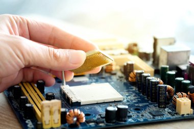 Bilgisayar mühendisliğinin eli bilgisayar işlemcisi bellek bileşenlerini soket işlemcisine dönüştürür. Teknoloji ve geliştirme kavramı