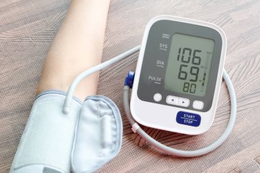 İnsan tansiyon monitörü ve kalp atış hızı monitörünü dijital basınç göstergesiyle kontrol eder. Sağlık ve Tıp Konsepti
