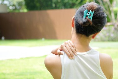 Kadınların, park sağlığı konseptinde boyun ağrısı, omuz ağrısı vardır..