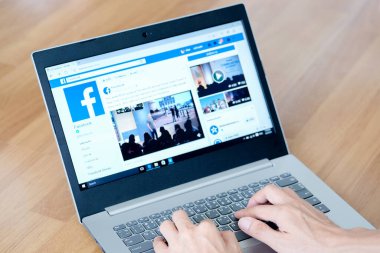 5 Mart 2018 'de Bangkok, Tayland' lı gençler bilgisayarlı internet kullanıyor. Facebook sosyal ağ hizmeti. Dünyadan bilgi almak için internette dolaşıyor..