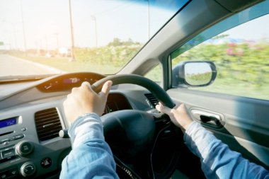 Dostum sit araba elinde araba yolda kullanıyor. o seyahat için bir yol trafik yol arıyor ve mutlu bir şekilde müzik .